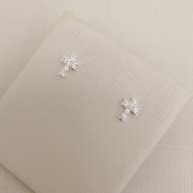 07.2799.1.S - Brinco mini cruz cravejada 7x5mm