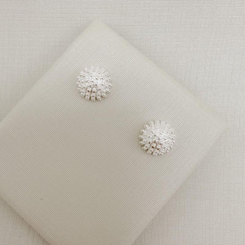 07.2827.0.S - Brinco meia bola pontilhada 8mm.