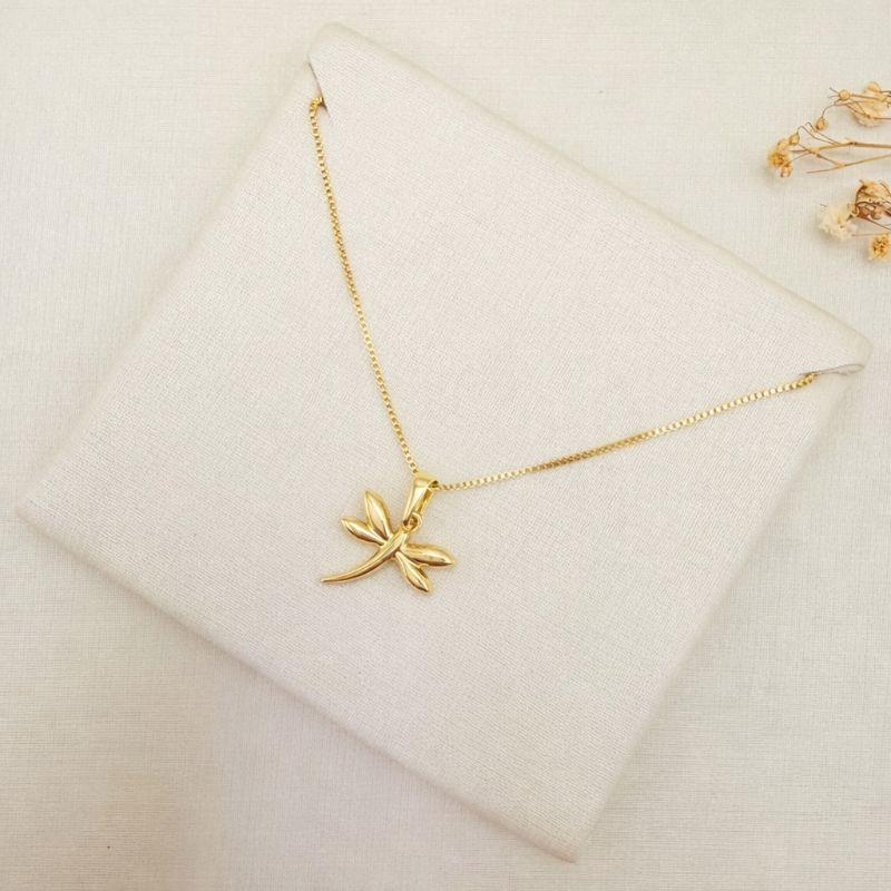 09.2466.0.O - (45) Colar em corrente veneziana com pingente de libélula desenhada lisa