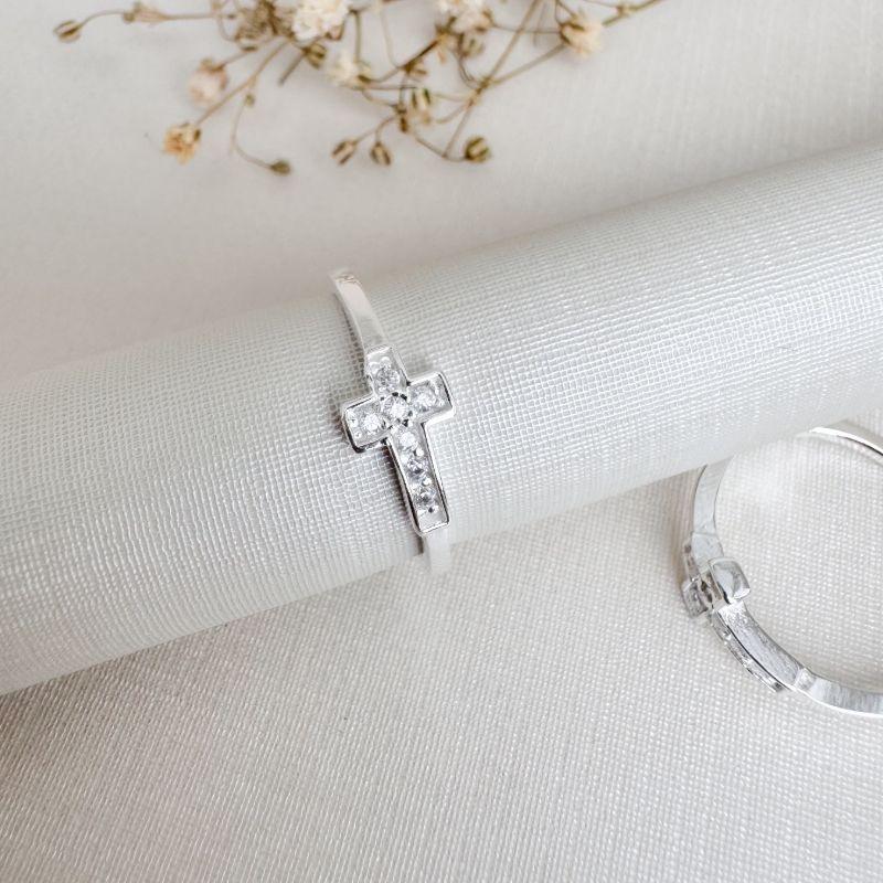 01.0208.1.S - (11) Anel falange com cruz cravejada de borda alta lisa