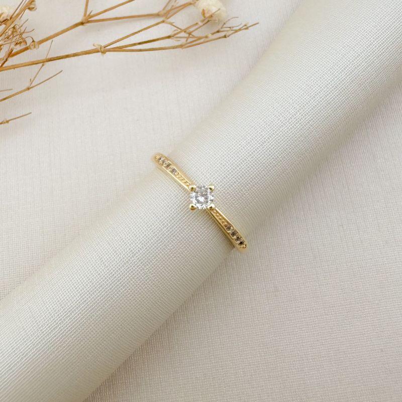 03.2430.1.O - (19) Anel solitário princesa com quatro zircônias para cada lado