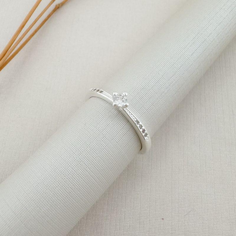 03.2430.1.S - (17) Anel solitário princesa com quatro zircônias para cada lado