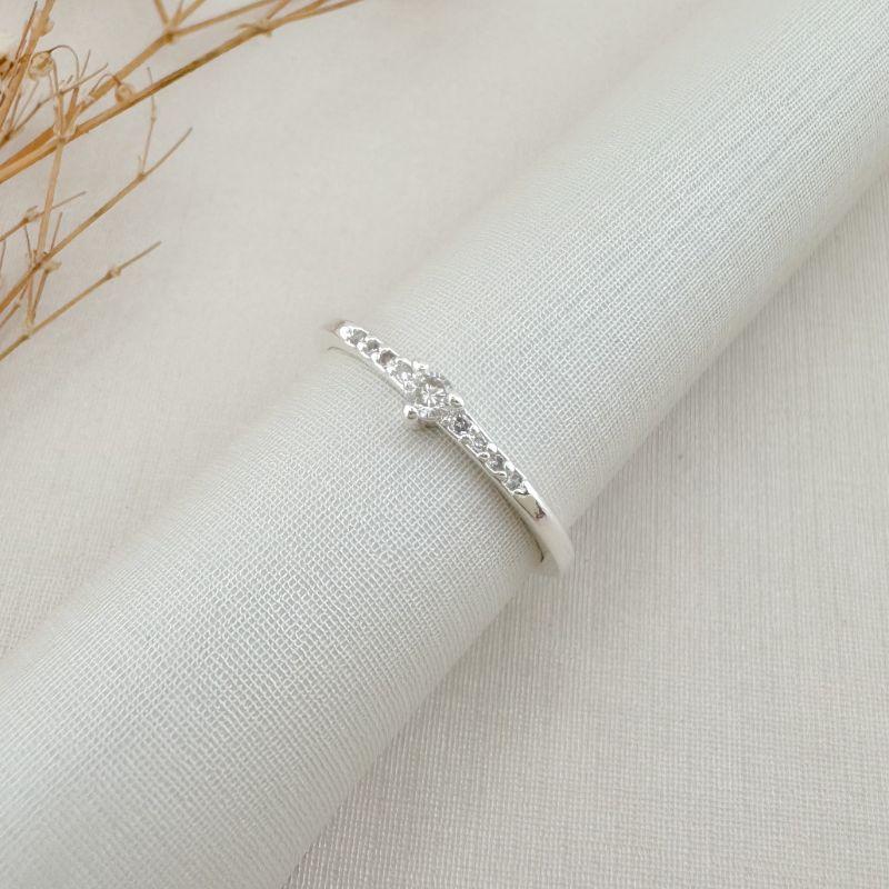 03.2431.1.S - (21) Anel solitário em três garras com cravação nas laterais do aro