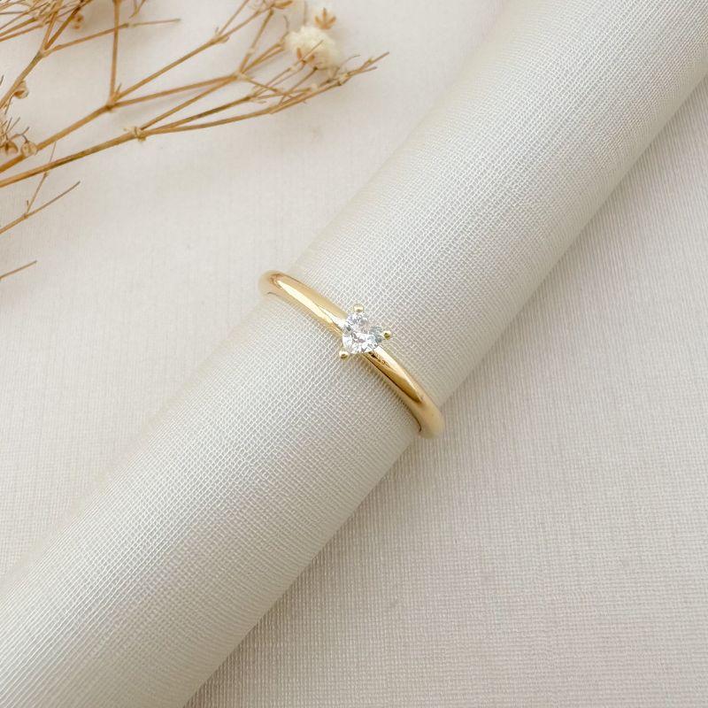 03.2432.1.O - (19) Anel solitário em pedra coração com aro liso