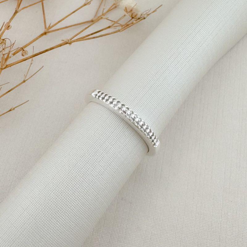 03.2433.1.S - (18) Anel estilo aparador com duas linhas de cravação sem bordas