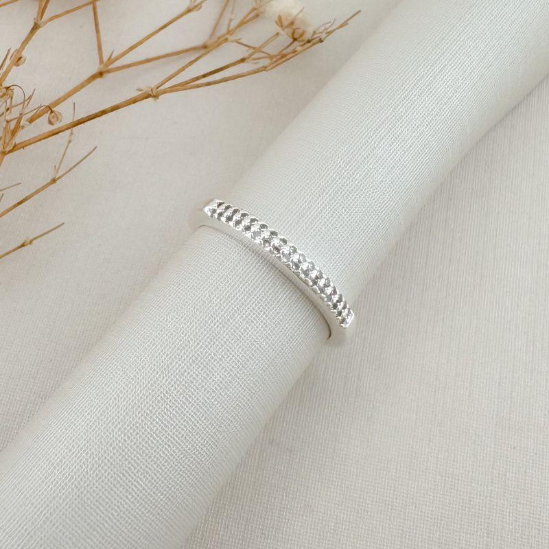 03.2433.1.S - (20) Anel estilo aparador com duas linhas de cravação sem bordas