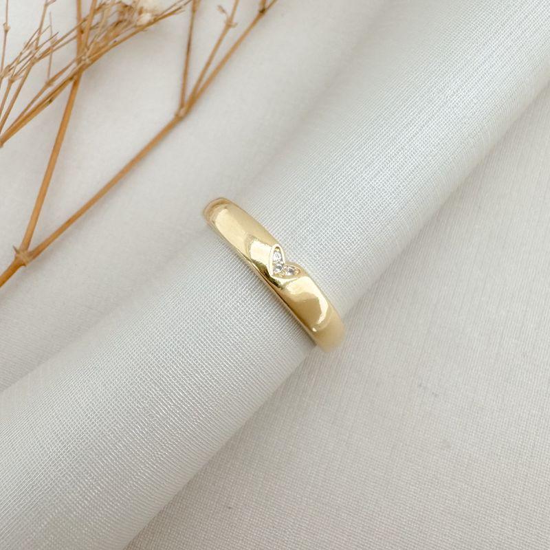 03.2437.1.O - (17) Anel de mini coração entalhado e cravejado em aro liso