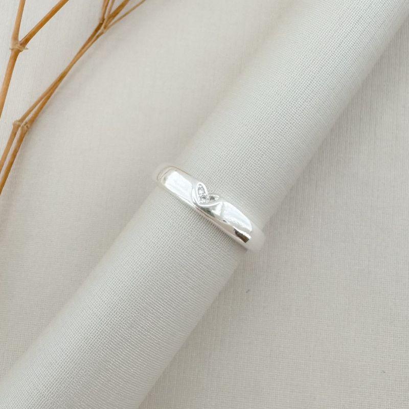 03.2437.1.S - (17) Anel de mini coração entalhado e cravejado em aro liso