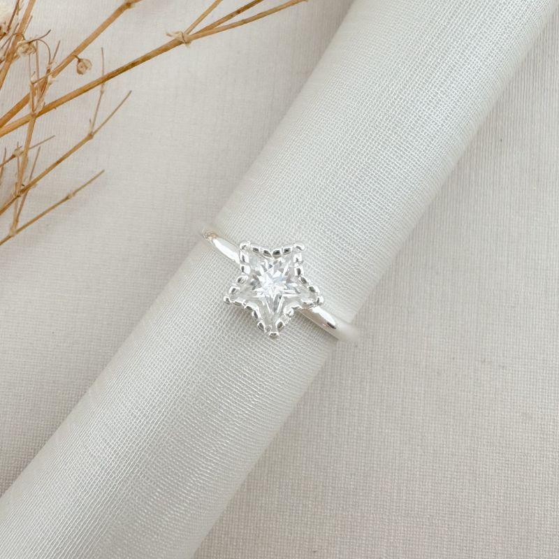 03.2438.1.S - (14) Anel de pedra em formato estrela com borda em spikes e aro liso