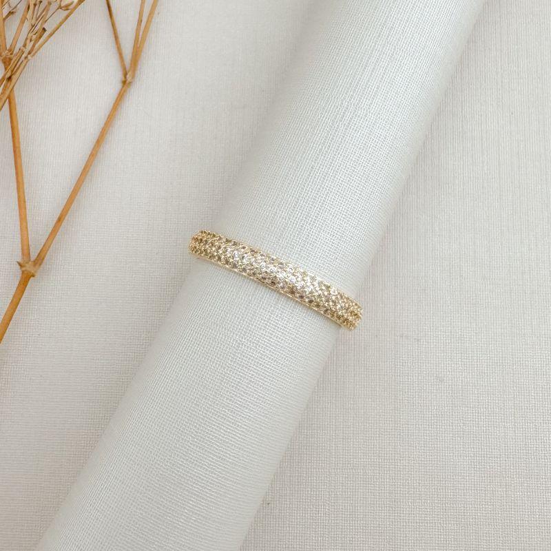 03.2440.1.O - (14) Anel estilo aliança de três linhas cravejadas sem borda