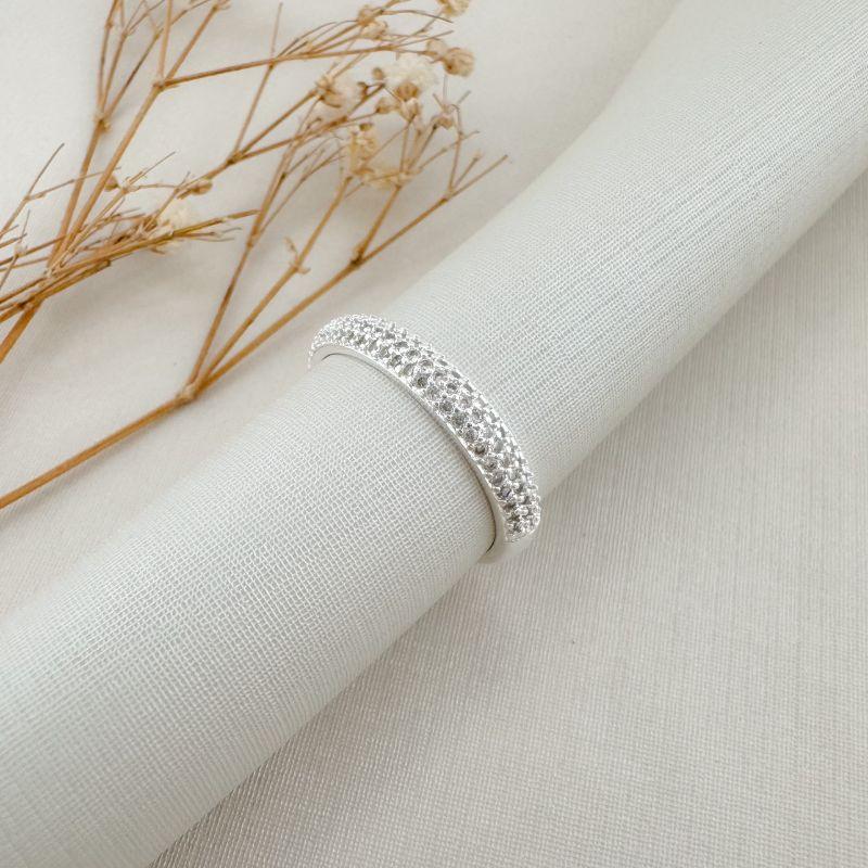 03.2440.1.S - (14) Anel estilo aliança de três linhas cravejadas sem borda