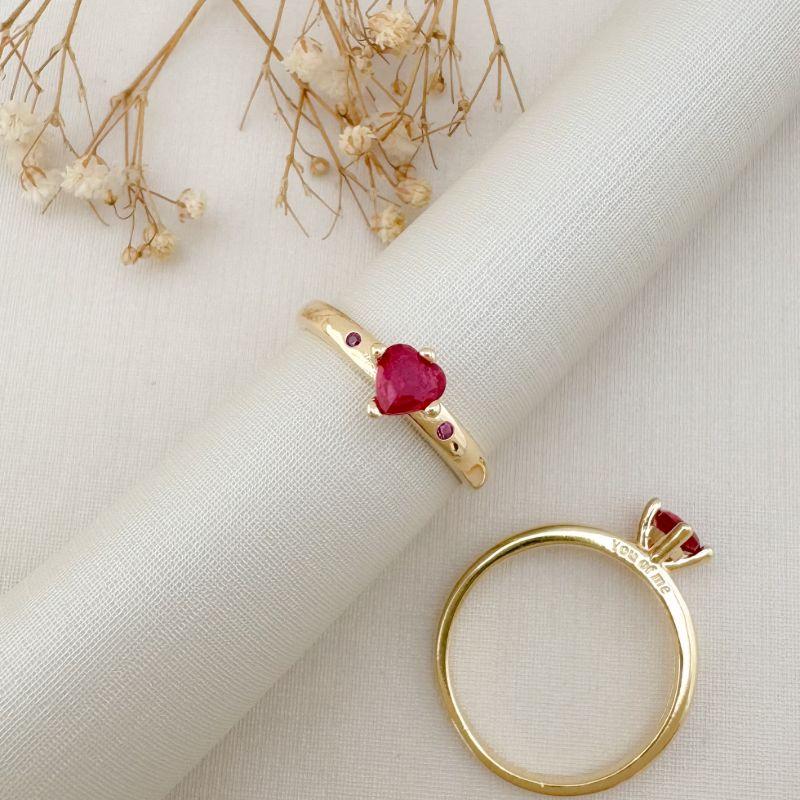 03.2443.6.O - (16) Anel solitário em formato coração com um zircônia em cada lado no aro