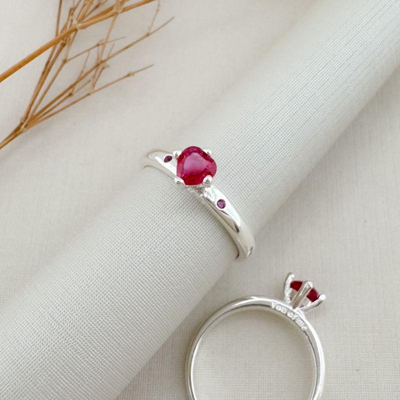 03.2443.6.S - (17) Anel solitário em formato coração com um zircônia em cada lado no aro