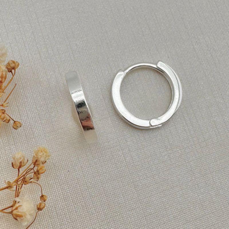 05.2431.0.S - (V4 - Tam. G) Argola circular clássica de tubo liso com borda quadrada