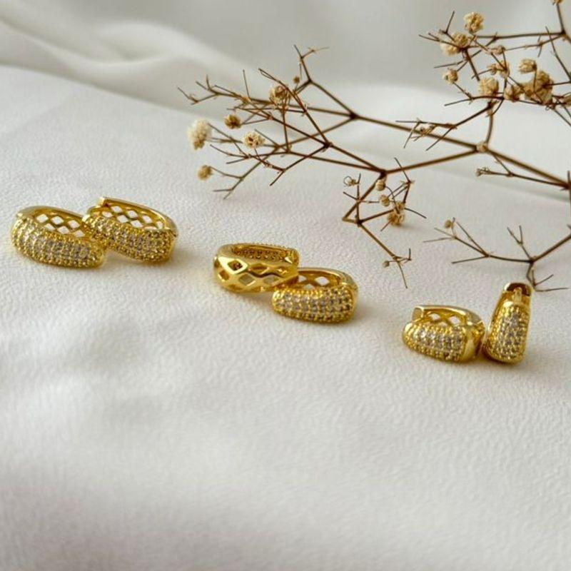 05.2762.1.O - Trio de argola em formato U com desenho gota de frente cravejada e atras em losango