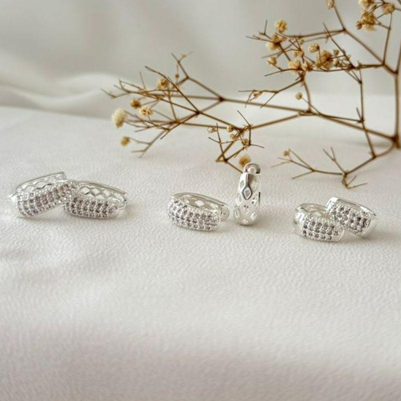 05.2762.1.S - Trio de argola em formato U com desenho gota de frente cravejada e atras em losango