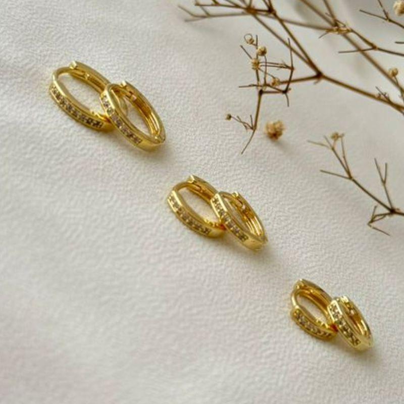 05.2763.1.O - Trio de argola de uma coluna cravejada e borda alta lisa