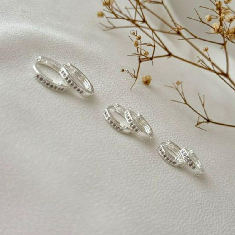 05.2763.1.S - Trio de argola de uma coluna cravejada e borda alta lisa