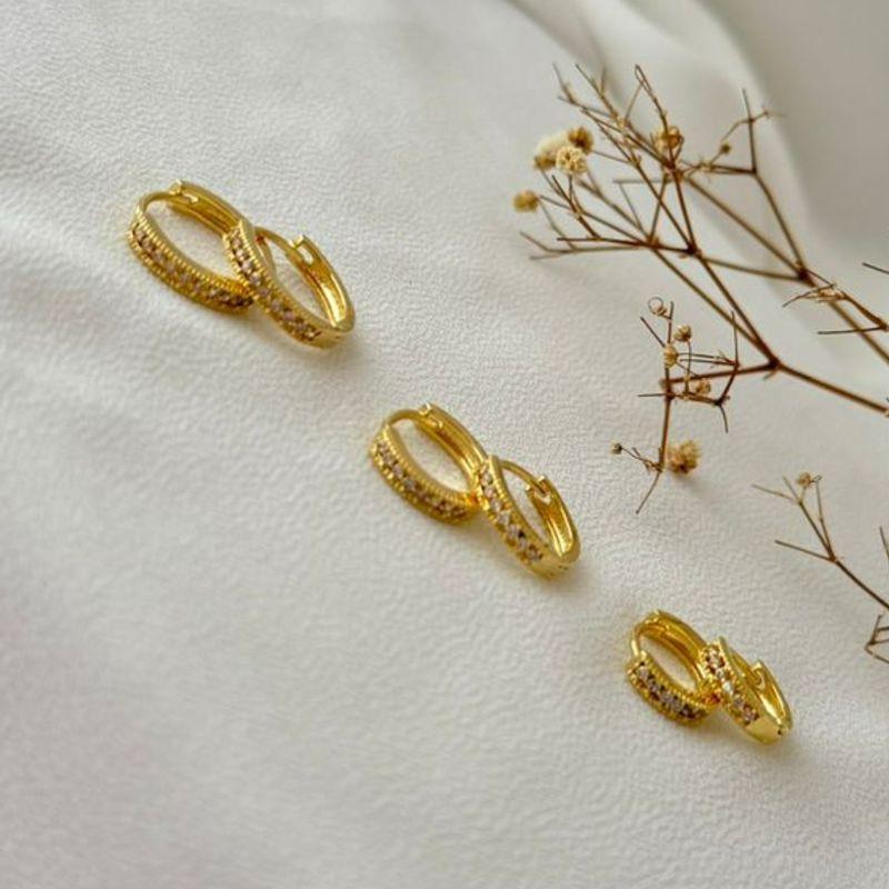 05.2764.1.O - Trio de argola com uma coluna cravejada e borda separada com spikes