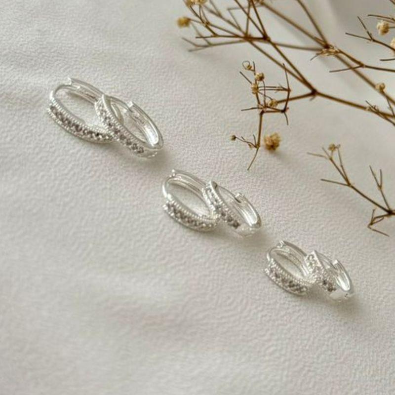 05.2764.1.S - Trio de argola com uma coluna cravejada e borda separada com spikes