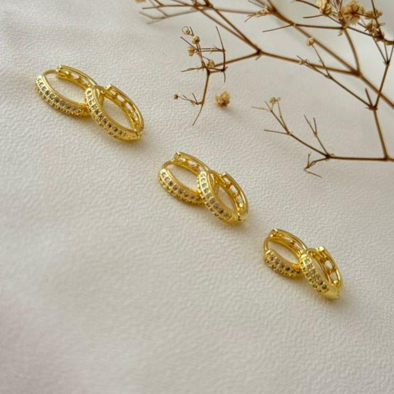 05.2765.1.O - Trio de argola estilo classica de duas colunas com atras vazado em gota invertida