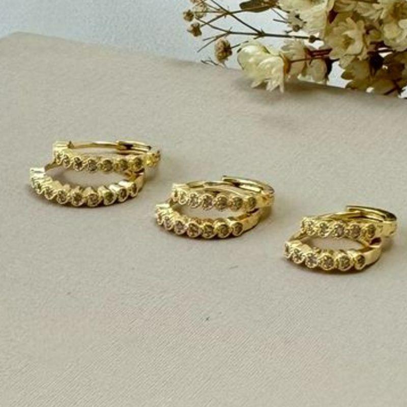 05.2787.1.O - Trio de argola de uma coluna cravejada em formato coração