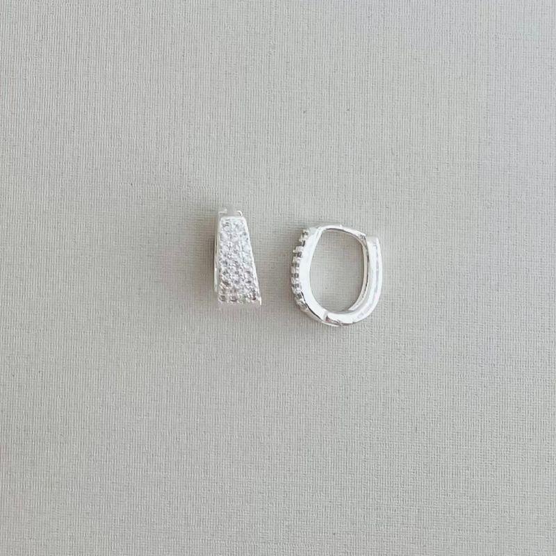 05.2835.1.S - Tam. P - Argola triangular de quatro/três colunas com borda reta