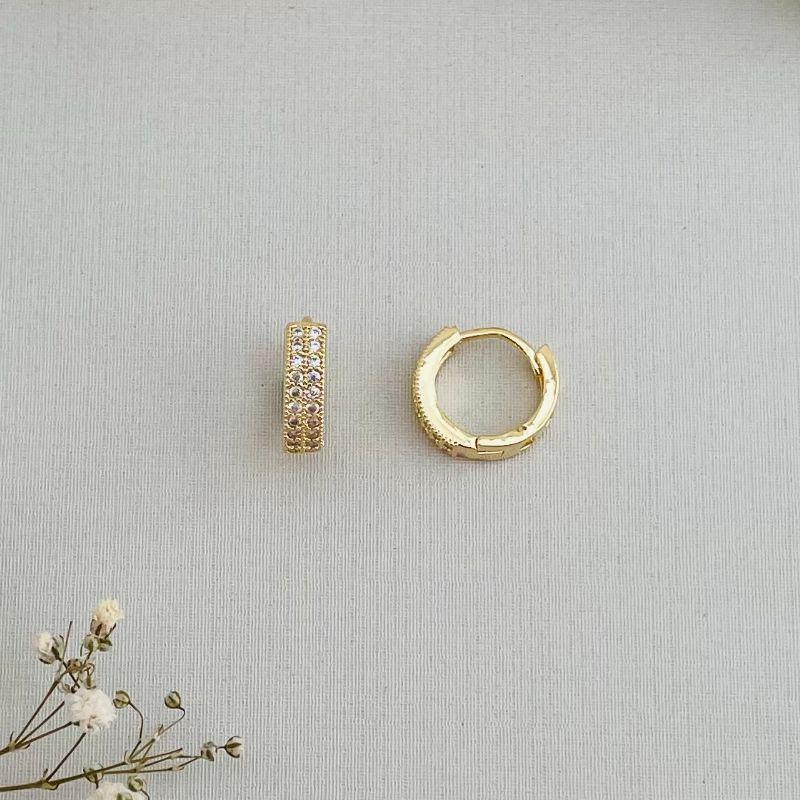 05.2839.1.O - Tam. M - Argola de duas colunas cravejadas com mini spikes separados cada zirconias