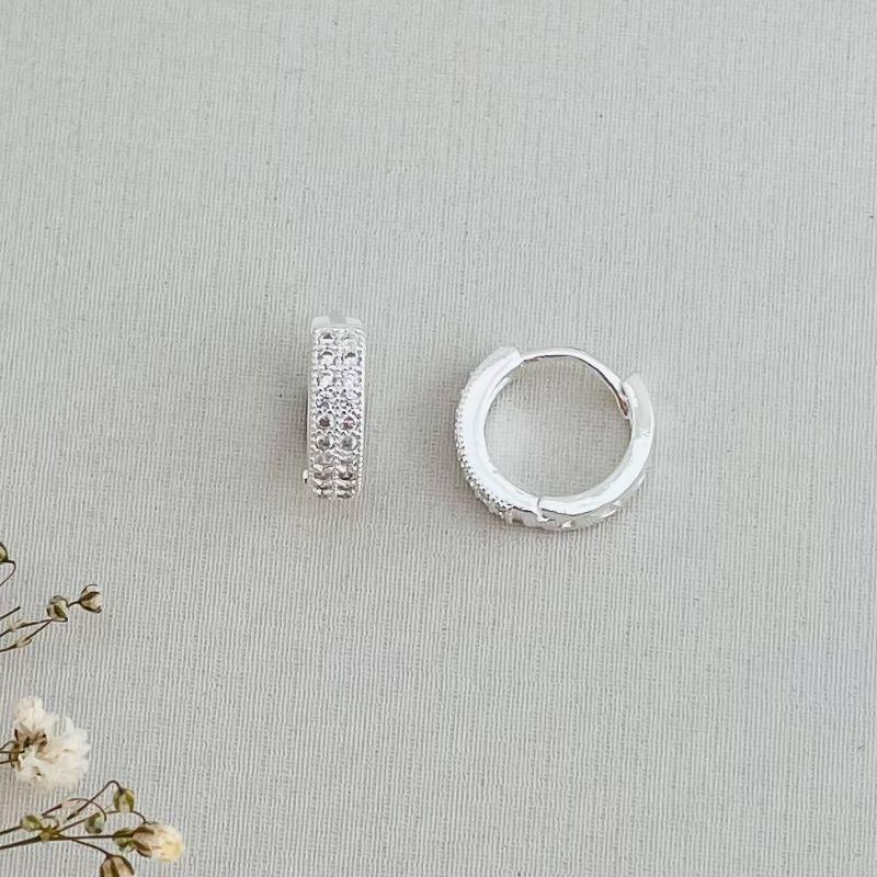 05.2839.1.S - Tam. M - Argola de duas colunas cravejadas com mini spikes separados cada zirconias