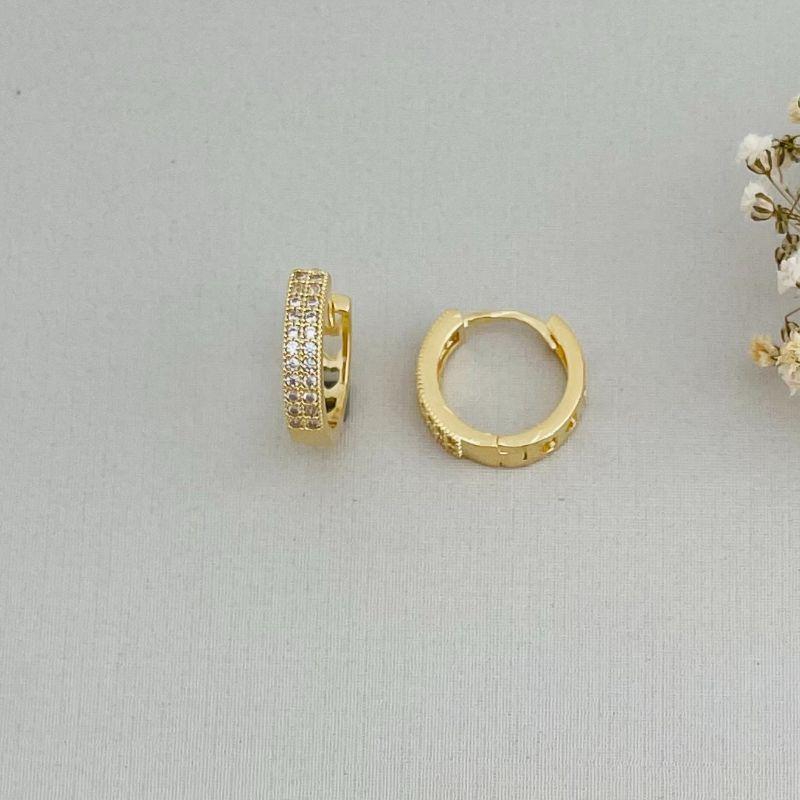 05.2840.1.O - Tam. G - Argola de duas colunas cravejadas com mini spikes separados cada zirconias