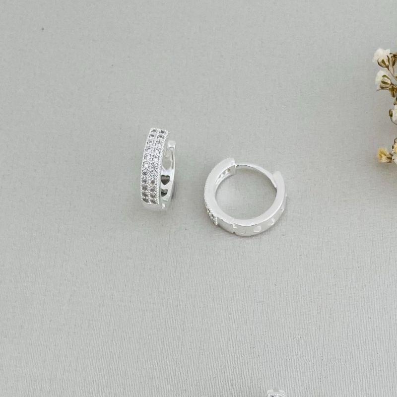 05.2840.1.S - Tam. G - Argola de duas colunas cravejadas com mini spikes separados cada zirconias