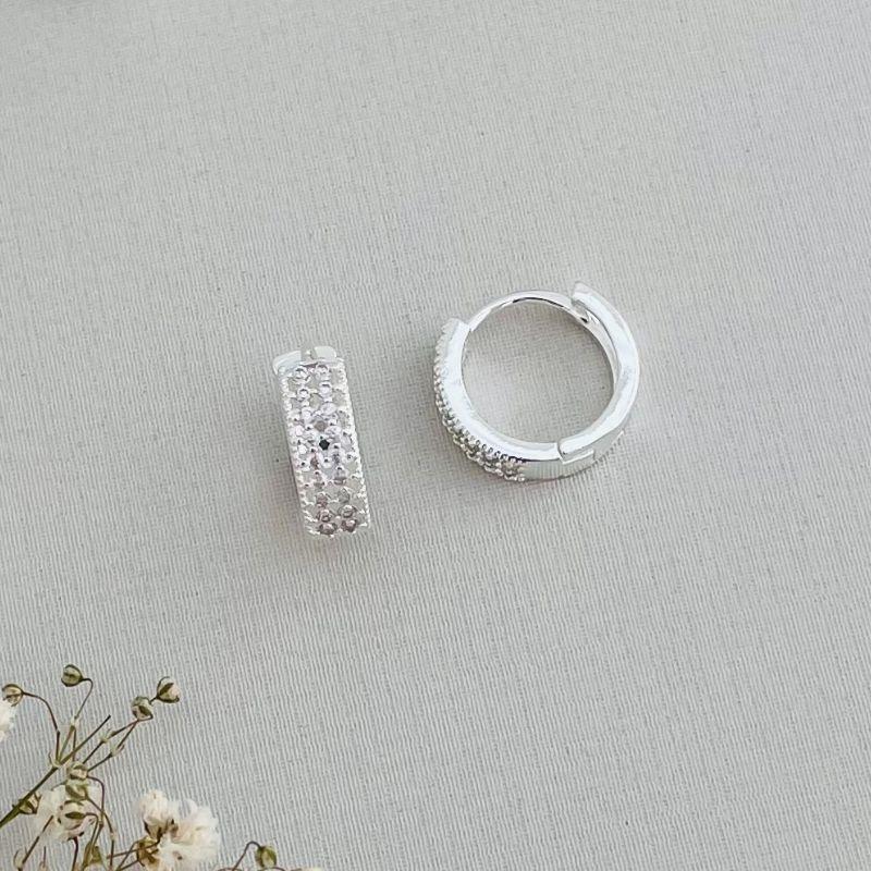 05.2842.1.S - Tam. M - Argola de duas colunas de cravação separada com borda em spikes