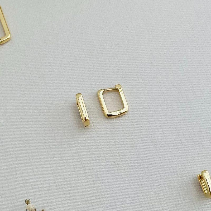 05.2845.0.O - Tam. M - Argola retangular lisa de borda arredondada simples