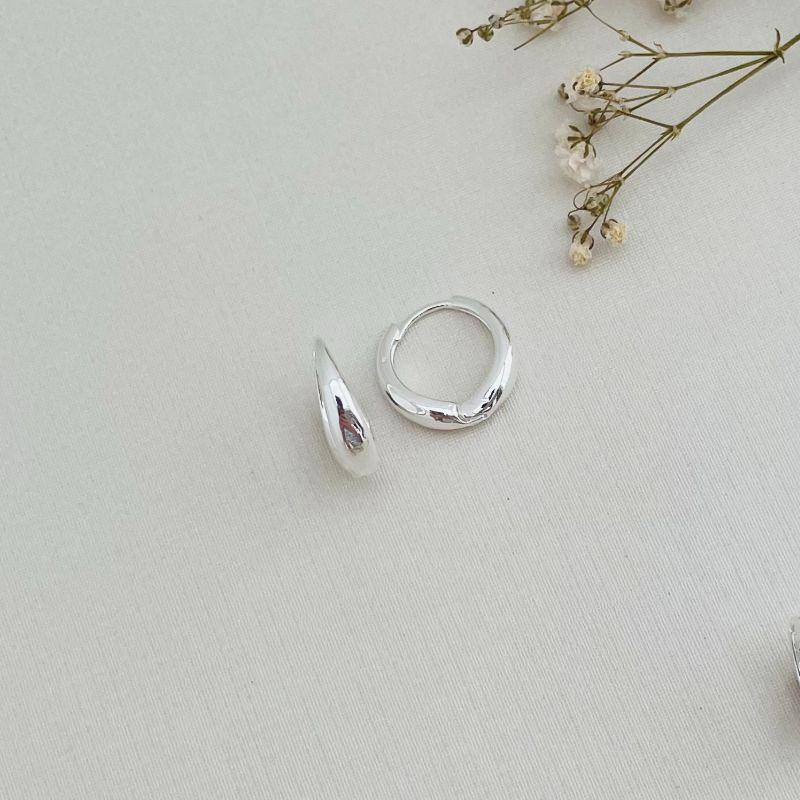 05.2847.0.S - Tam. G - Argola de estilo garra arredondada fina lisa