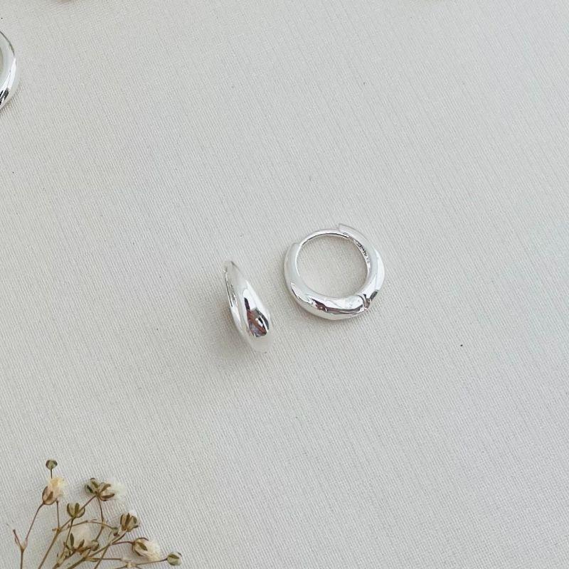 05.2848.0.S - Tam. M - Argola de estilo garra arredondada fina lisa