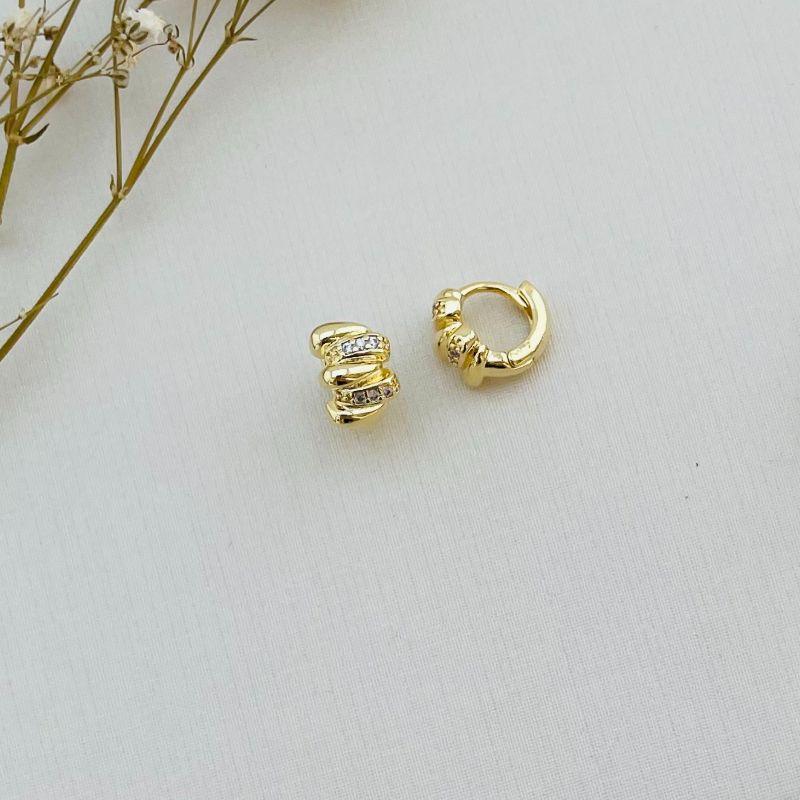 05.2850.1.O - Argola de gota verticais em zig zag com cravação intercalada