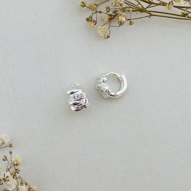 05.2850.1.S - Argola de gota verticais em zig zag com cravação intercalada