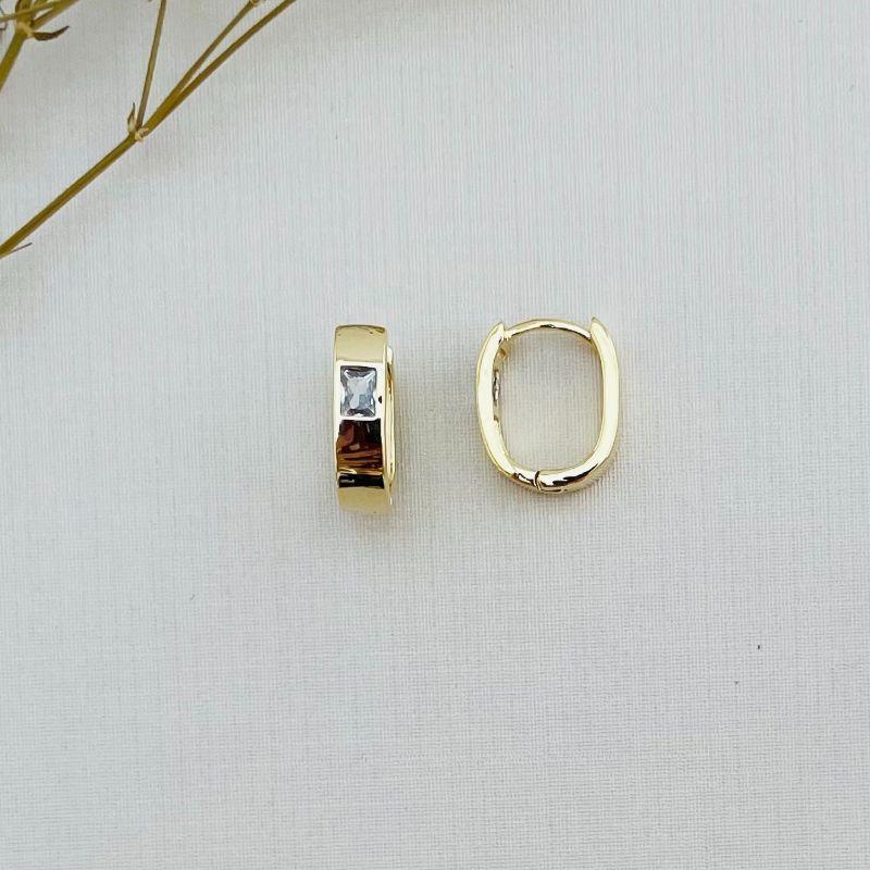 05.2851.1.O - Argola oval com pedra retangular frontal em tubo reto