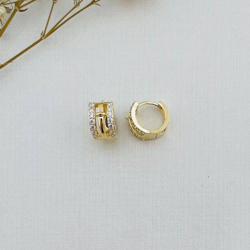 05.2854.1.O - Argola de tres barras frontais, central lisa e laterais cravejadas