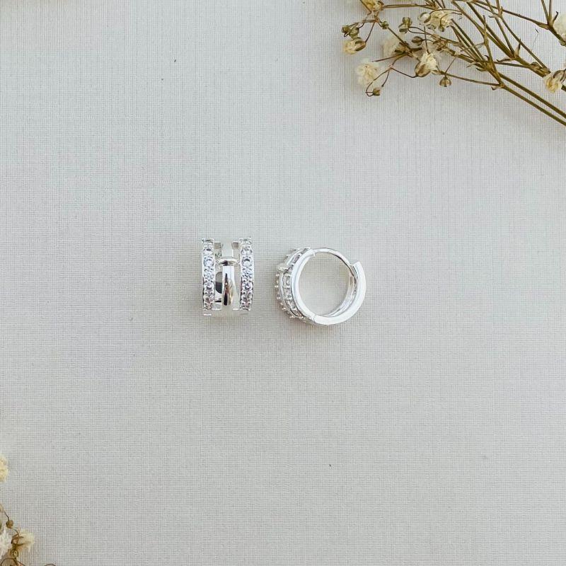 05.2854.1.S - Argola de tres barras frontais, central lisa e laterais cravejadas