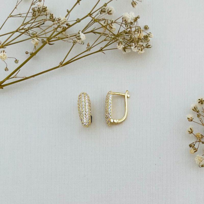 05.2855.1.O - Argola com parte frontal em formato oval longo cravejado atras fino em U