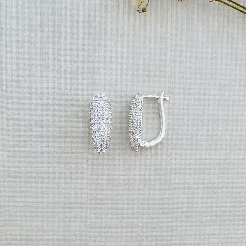 05.2855.1.S - Argola com parte frontal em formato oval longo cravejado atras fino em U