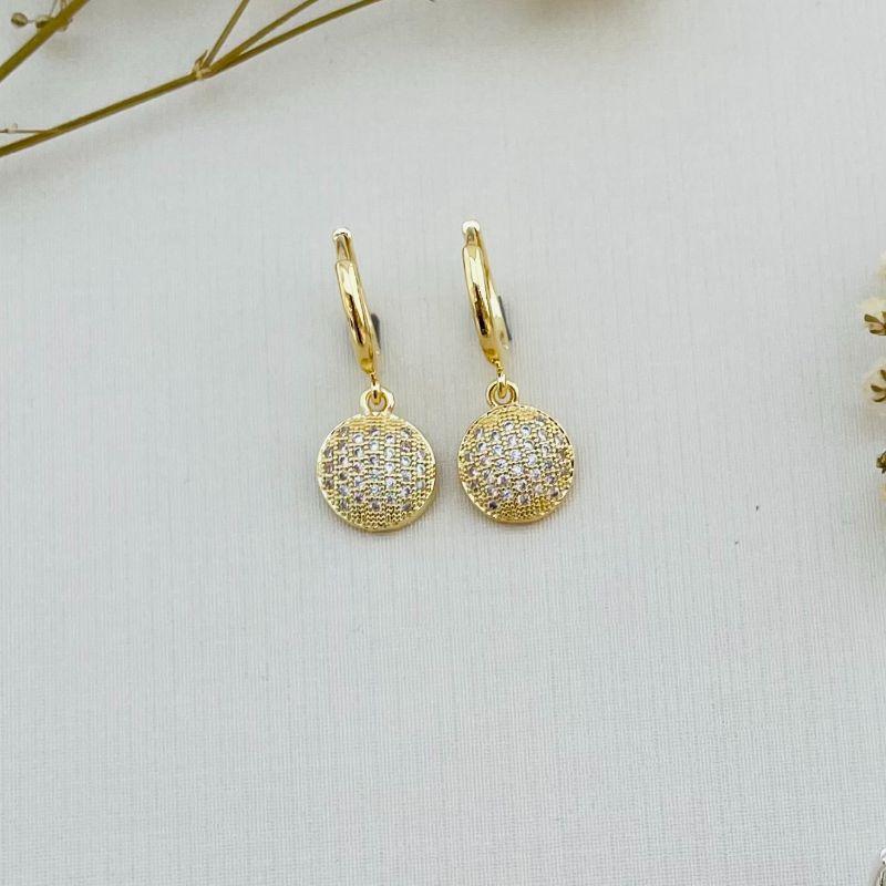 05.2856.1.O - Argola classica lisa com pingente de moeda cravejada