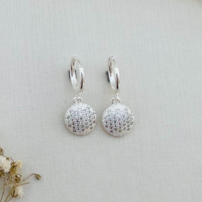 05.2856.1.S - Argola classica lisa com pingente de moeda cravejada