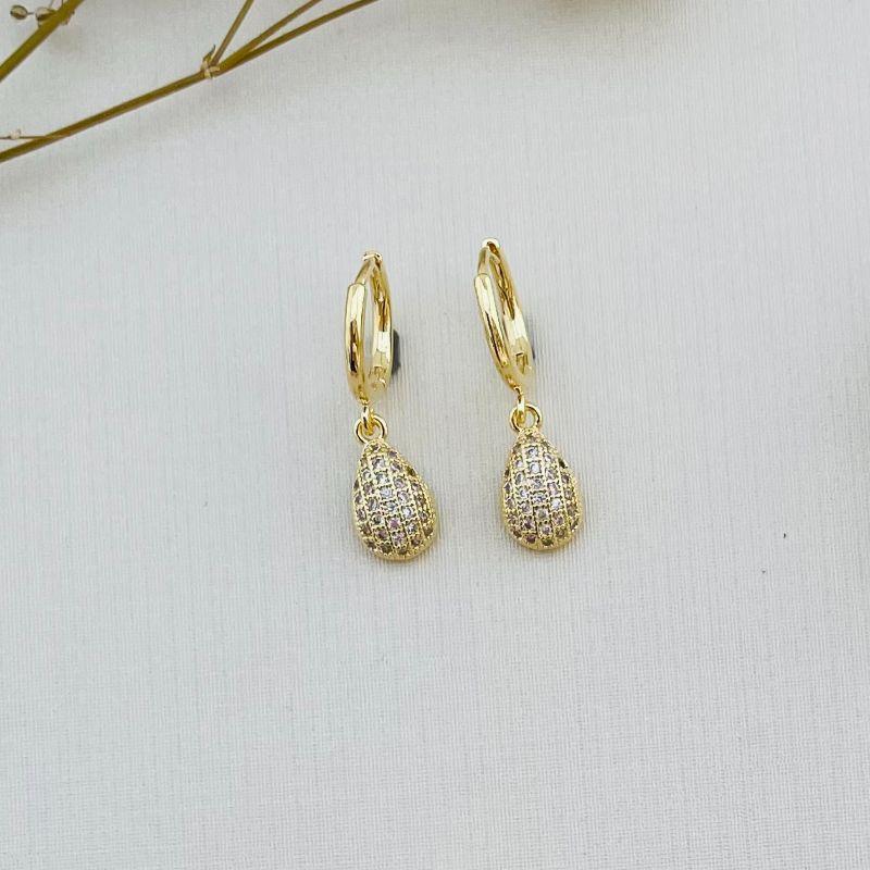 05.2857.1.O - Argola estilo classica lisa com pingente de gota cravejada concava