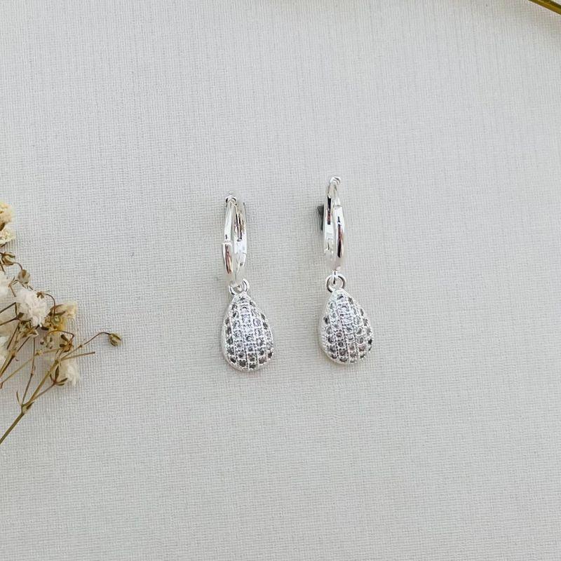 05.2857.1.S - Argola estilo classica lisa com pingente de gota cravejada concava