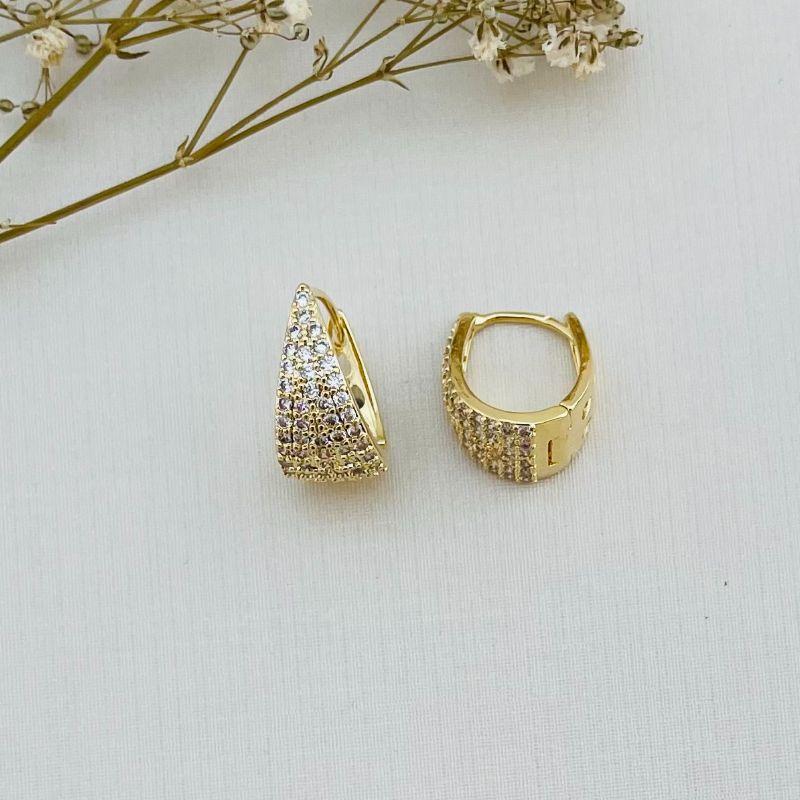 05.2858.1.O - Argola triangular longa com frente cravejada e atras vasada em gotas