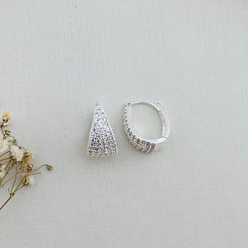 05.2858.1.S - Argola triangular longa com frente cravejada e atras vasada em gotas