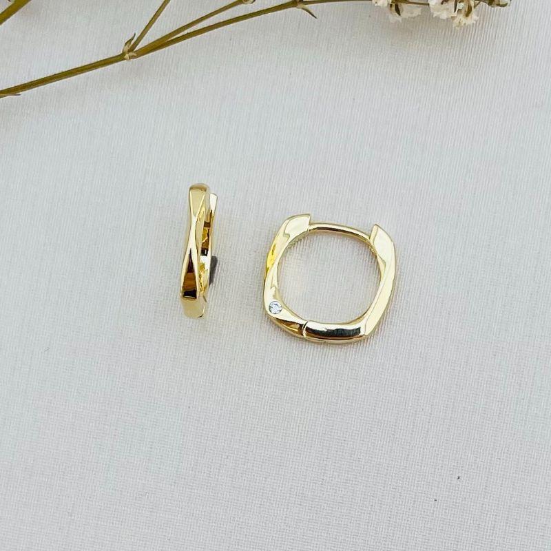 05.2859.1.O - Argola quadrada com tubo efeito origami e um ponto de luz na lateral