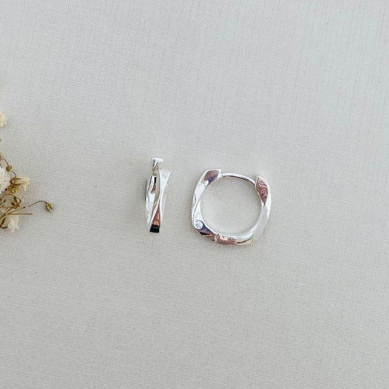 05.2859.1.S - Argola quadrada com tubo efeito origami e um ponto de luz na lateral